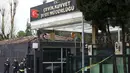 Petugas melakukan penjagaan di sebuah kantor polisi di Istanbul, Turki, yang rusak akibat penyerangan, Kamis (3/3). Dua orang wanita melakukan penyerangan menggunakan senjata api dan granat. (REUTERS/ Murad Sezer)