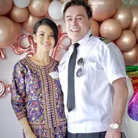 Di belakang backdrop balon, untuk tahun ini Farah Quinn dan suami memilih mengenakan kostum sebagai crew pesawat.  [@farahquinnofficial]