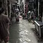 Anak-anak bermain air saat banjir merendam permukiman warga di kawasan Kemang Timur XI, Jakarta Selatan, Minggu (21/2/2021). Warga berharap pemerintah segera memperbaiki longsor agar banjir tidak berkepanjangan. (merdeka.com/Iqbal S. Nugroho)