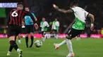 Pemain Liverpool, Darwin Nunez (kanan) mencetak gol ke gawang Bournemouth melalui tendangan kerasnya pada laga 16 besar Carabao Cup 2023/2024 di Vitality Stadium, Bournemouth, Inggris, Kamis (02/11/2023) dini hari WIB. (AFP/Adrian Dennis)