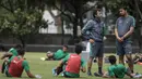 Pelatih Timnas Indonesia, Luis Milla, saat memimpin latihan di Lapangan ABC Senayan, Jakarta, Selasa (16/8/2018). Pemusatan latihan ini dilakukan jelang Asian Games 2018. (Bola.com/Vitalis Yogi Trisna)