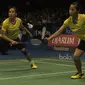 Ganda putri Indonesia, Dian Fitriani/Nadya Melati, kalah dari pasangan China, Chen Qingchen/Kim Yeung, pada laga BCA Indonesia Open di JCC, Jakarta, Kamis (15/6/2017). Pasangan Indonesia kalah 21-15 dan 21-12. (Bola.com/Vitalis Yogi Trisna)