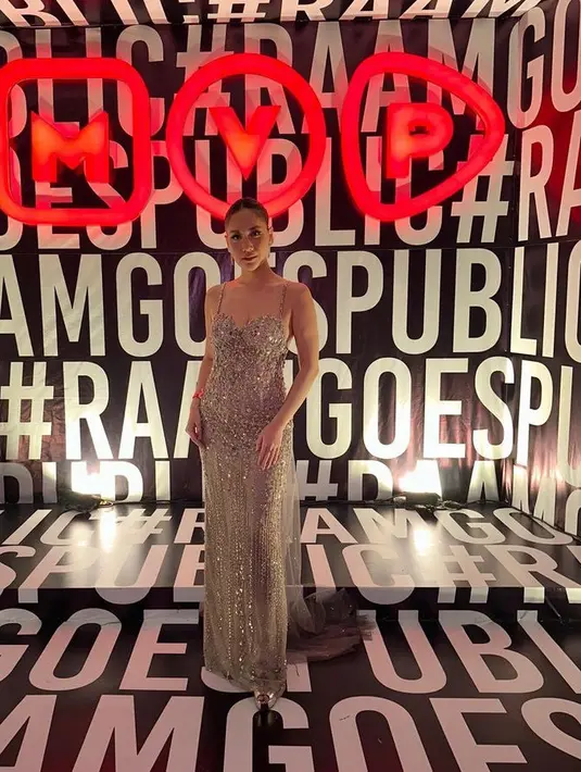 BCL juga mengenakan dress panjang spaghetti strap yang berkilau. Dengan rambutnya yang diikat. [@bclsinclair]