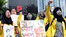 Sejumlah mahasiswa yang tergabung dalam UI Beraksi membentangkan tulisan saat aksi di depan Gedung KPK, Jakarta, Jumat (13/10). Mereka meminta KPK segera menetapkan kembali status tersangka kepada Setya Novanto. (Liputan6.com/Helmi Fithriansyah)