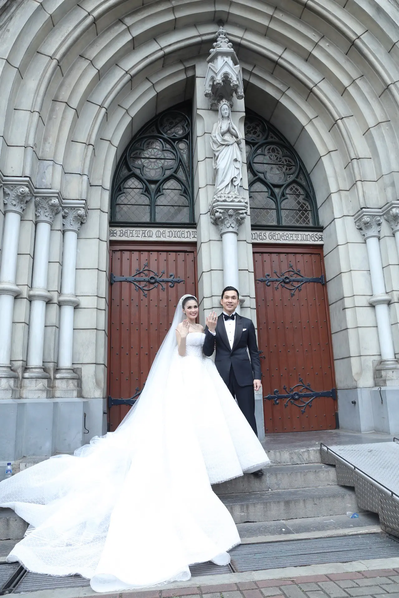 Sandra Dewi dan Harvey Moeis saat pemberkatan pernikahan di Gereja Katedral (Dok. Bintang.com)