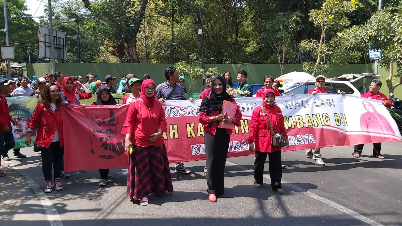 Istri politisi senior PDIP Bambang DH, Dyah Katarina datang ke DPC PDIP Surabaya, untuk mengembalikan formulir pendaftaran bakal calon wali kota Surabaya, Sabtu (14/9/2019).
