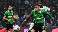 Bek Sassuolo asal Indonesia, Jay Idzes, berduel memperebutkan bola dengan penyerang Inter Milan asal Prancis bernomor 9, Marcus Thuram, dalam pertandingan Serie A Italia antara Sassuolo dan Inter Milan di Stadion Mapei, Reggio Emilia, Italia, pada 8 Februari 2026. (Piero CRUCIATTI / AFP)