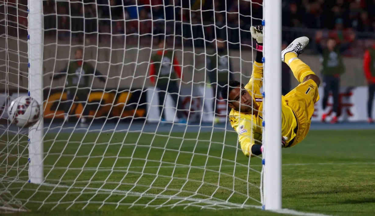 Kiper Peru, Pedro Gallese gagal menghalau bola tendangan gelandang Chili, Eduardo Vargas saat semifinal Copa Amerika 2015 di National Stadium, Santiago, Chili, (29/6/2015). Chili melaju ke final usai mengalahkan Peru 2-1. (REUTERS/Ricardo Moraes)