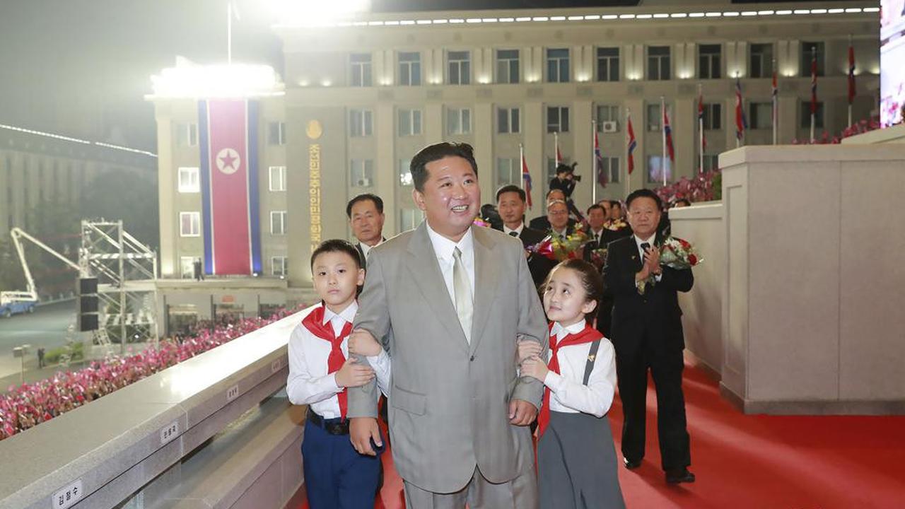 Penampilan baru pemimpin Korea Utara Kim Jong-un, lebih kurus dan disebut berwajah tirus (KCNA via AP)