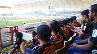 Timnas Malaysia U-23 mengintip laga Jepang vs Vietnam di penyisihan Grup D Asian Games 2018 di Stadion Wibawa Mukti, Cikarang, Kabupaten Bekasi, Minggu (19/8/2018). (Bola.com/Twitter FAM)