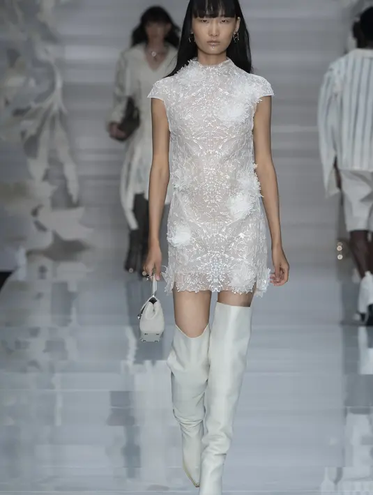 Keduanya merupakan elemen kunci dari koleksi terbaru AIGNER yang akhirnya dihadirkan lagi di panggung MFW. Interpretasi visualnya dihadirkan lewat warna-warna bunga dan alam semesta yang natural, pola yang subur dan halus, serta seri tas klasik yang spesial dan mewah. [Foto: Document/AIGNER]