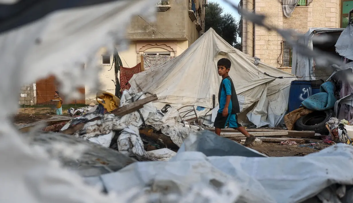 Israel kembali melancarkan serangan udara ke kamp pengungsi Al Bureij tepat pada peringatan setahun perang di Gaza. (Eyad BABA/AFP)