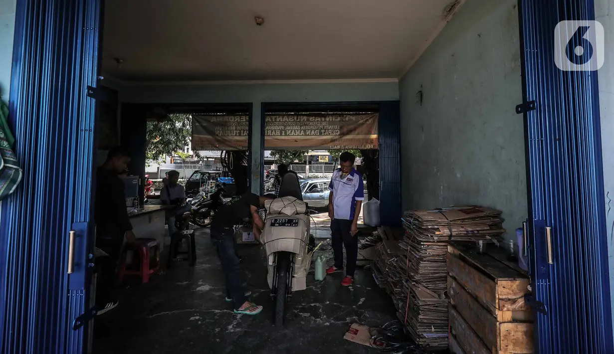 Pegawai jasa ekspedisi mengecek barang yang akan dikirim ke daerah di Pasar Senen, Jakarta Pusat, Selasa (5/5/2020). Barang tersebut akan dibawa ke Stasiun Barang Kampung Bandan untuk dibawa ke daerah-daerah di Jawa Tengah dan Jawa Timur dengan menggunakan kereta. (Liputan6.com/Faizal Fanani)