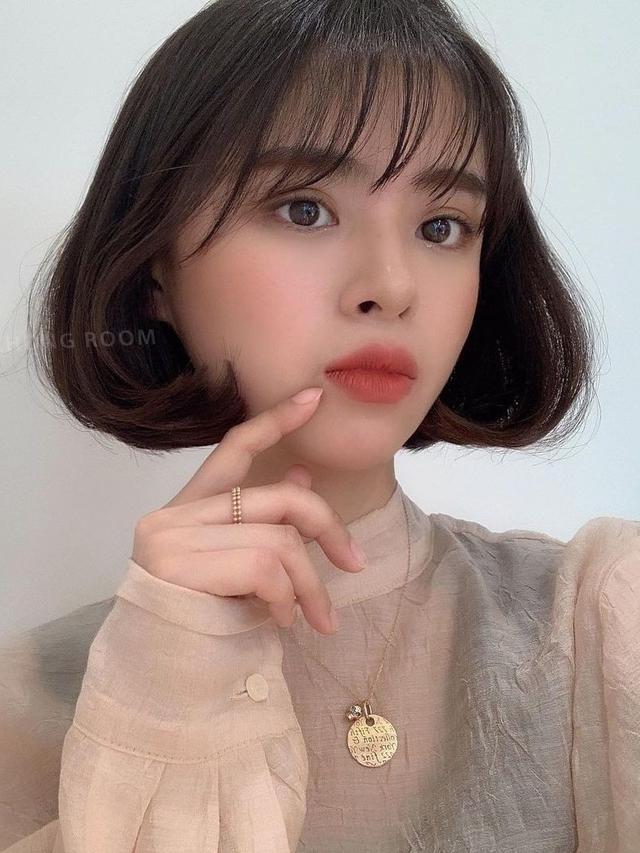 Model rambut Micro Bangs with See-Through Bangs (Sumber: allthingshair)