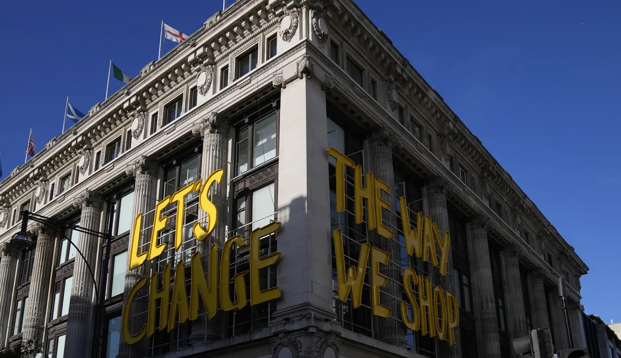 Sebuah department store besar dengan tulisan 'Lets Change the Way we Shop' di bagian luarnya di Oxford Street di London, Rabu (16/11/2022). Sejumlah analis mengatakan kenaikan inflasi memberikan tekanan pada Bank Sentral Inggris agar tetap menaikkan suku bunga. (AP Photo/Alastair Grant)