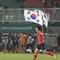 Pemain Timnas Korea Selatan U-23, Son Heung-min, setelah menyabet medali emas sepak bola putra Asian Games 2018 di Stadion Pakansari, Cibinong, Sabtu (1/9/2018). (Bola.com/Dok. INASGOC)