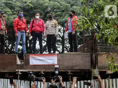 Penyidik Bareskrim Polri menyegel rumah yang diduga milik Indra Kesuma atau Indra Kenz di Cluster Narada Sutera Alam Sutera, Serpong Utara, Tangerang Selatan, Jumat (18/3/2022). Bareskrim Polri terus mengejar aliran dana Indra Kenz dalam kasus investasi bodong dan penipuan. (Liputan6.com/JohanTallo)