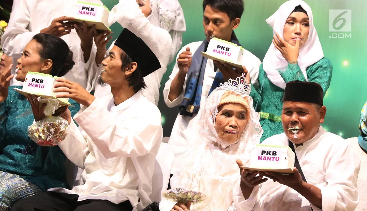 Peserta menjalani rangkaian kegiatan nikah massal bertajuk PKB Mantu di Jakarta, Jumat (25/8). Sebanyak 103 pasangan turut ambil bagian pada nikah massal tersebut yang berasal dari lima wilayah di Jakarta. (Liputan6.com/Immanuel Antonius)