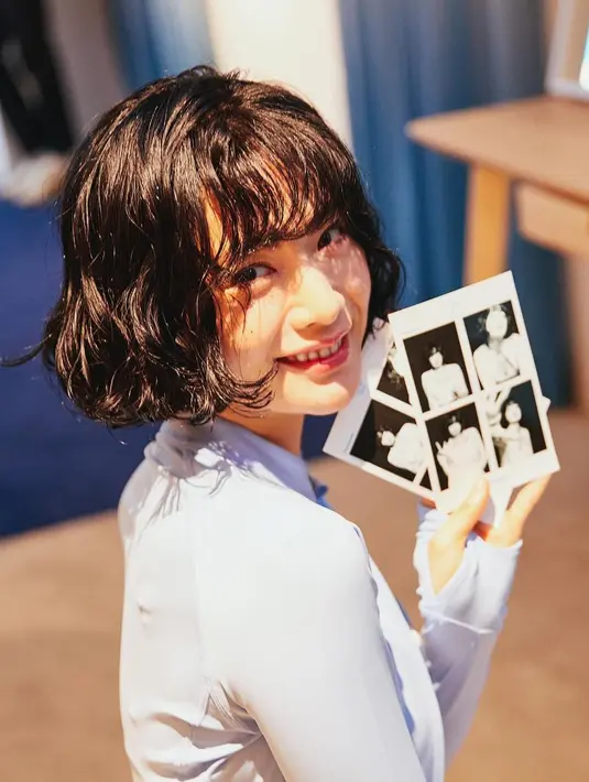 Visual cantik Nana terlihat sejak masih aktif sebagai idol hingga kini banting setir menjadi aktris. Meski sudah menjajal beragam jenis style berbeda, kali ini gaya rambutnya begitu on point. [Foto: Instagram/ getbarrel.official]