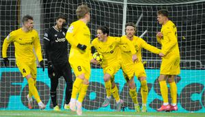 Sondre Brunstad Fet dari Bodo/Glimt memegang bola sambil merayakan gol kedua timnya dalam laga fase pembuka Liga Champions melawan Juventus, Rabu (26/11/2025) dini hari WIB.