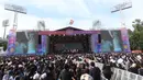Begitu pintu masuk utama atau open gate dibuka pada pukul 14.00 WIB, suasana langsung menjadi sangat ramai. Tampak dalam foto, pengunjung memadati panggung utama gelaran KapanLagi Buka Bareng (KLBB) Festival 2026 hari pertama di Stadion Madya, Kompleks Gelora Bung Karno, Senayan, Jakarta, Sabtu 28 Februari 2026. (Dok/Kapanlagi Youniverse)