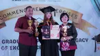 Anneth Delliecia membagikan momen bahagianya saat menjalani wisuda kelulusan sekolah. Dalam kesempatan tersebut, perempuan kelahiran Balikpapan tanggal 18 Oktober 2005 itu didampingi oleh kedua orangtuanya. Tampak, Anneth yang memegang piagam outstanding effort and inprovement in english, dan ayah-ibunya bantu membawakan tiga piala yang didapatkannya. (Liputan6.com/IG/@anneth.dlc)