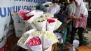Deretan bunga mawar aneka warna dijual di kawasan Tangerang, Banten, Selasa (13/2). Hari Valentine atau Hari Kasih Sayang diperingati setiap tanggal 14 Februari. (Liputan6.com/Angga Yuniar)