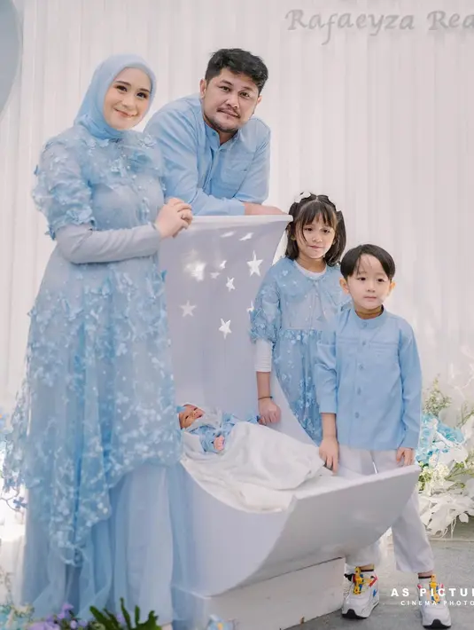 Dalam acara tersebut, Puadin dan keluarganya kompak mengenakan pakaian serba biru muda.  [Instagram/ryana_dea]
