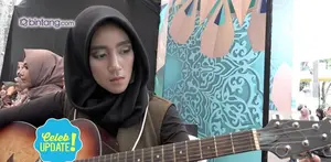 Salah satu peserta audisi Puteri Muslimah Indonesia 2017 membawa gitar. 