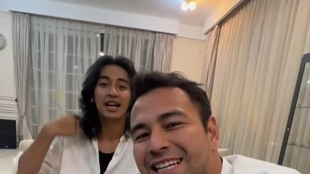 Raffi Ahmad menghadiahi Vespa untuk Abidzar. (Foto: Instagram/raffinagita1717)