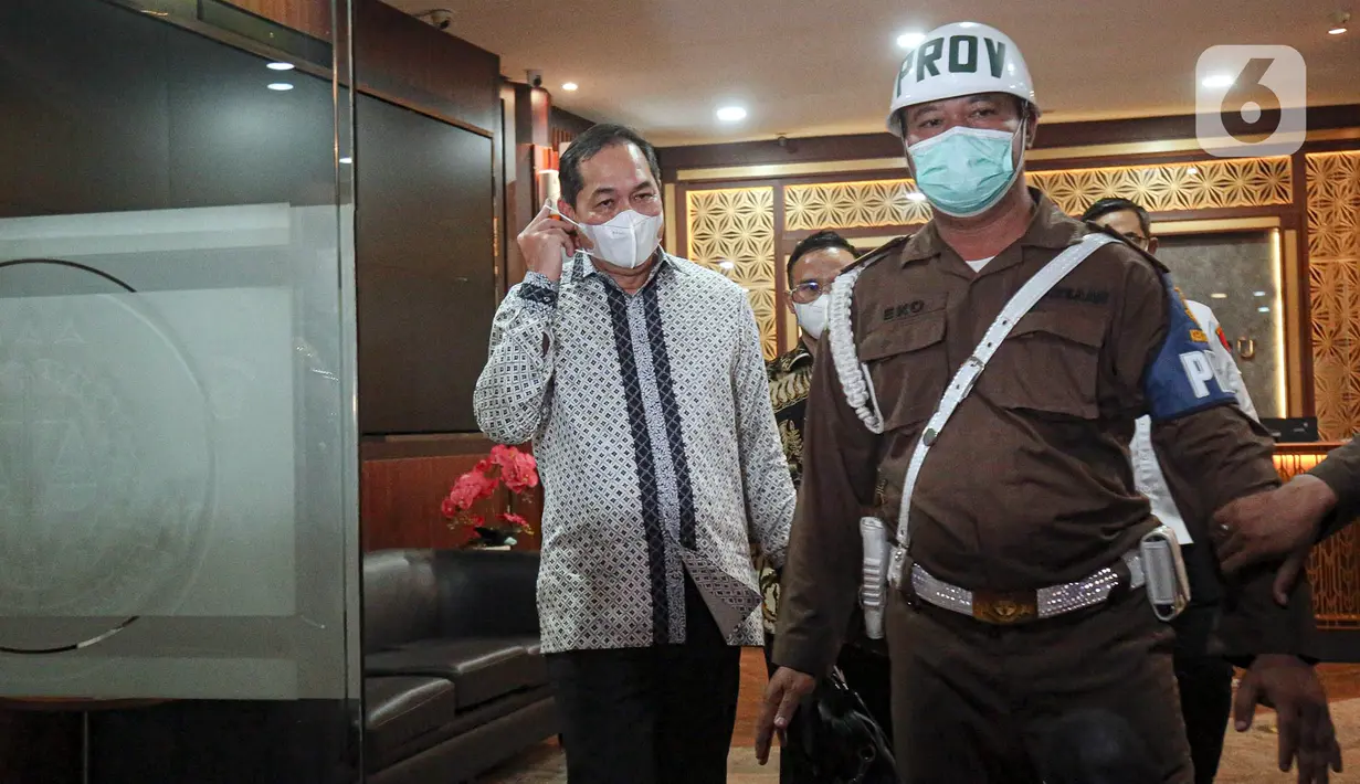 Mantan Menteri Perdagangan Muhammad Lutfi (kiri) usai menjalani pemeriksaan di Gedung Bundar, Kejagung, Jakarta, Rabu (22/6/2022). Muhammad Lutfi menjalani pemeriksaan selama 12 jam sebagai saksi terkait kasus fasilitas pemberian izin ekspor crude palm oil (CPO) dan turunannya, termasuk minyak goreng, periode 2021-2022. (Liputan6.com/Faizal Fanani)