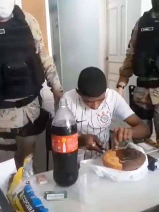 Pencuri mendapat pesta kejutan kedatangan polisi di hari ulang tahun.