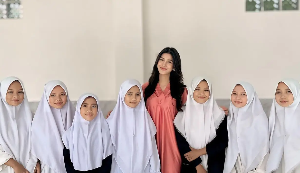 Tak melulu pakai dress mahal, pesona memikat Ritassya juga terpancar saat kenakan kaftan [@ritassyawellgreat]