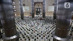 Umat muslim melaksanakan sholat Jumat terakhir pada Ramadhan 1442 H di Masjid Istiqlal, Jakarta, Jumat (7/5/2021). Berdasarkan hisab, lebaran Idul Fitri jatuh pada 13 Mei 2021 sementara pelaksanaan rukyatul hilal (melihat posisi bulan) akan dilakukan sehari sebelumnya. (Liputan6.com/Faizal Fanani)
