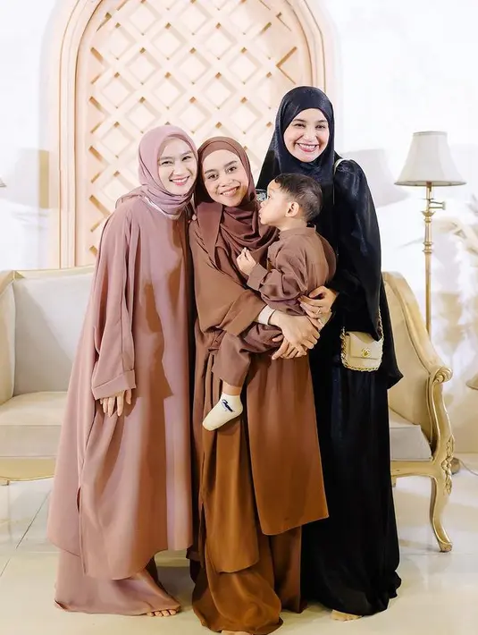 <p>Melody tampil dengan tunik dipadukan bawahan celana panjang dipadukan kerudung yang dililitkan di leher. Shireen tampil dengan kerudung dan dress hitamnya. [@lozyhijab]</p>