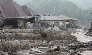 Sementara, di Sumatera Barat, dampak bencana tercatat lebih meluas hingga mencakup 13–14 kabupaten/kota. Tampak dalam foto, rumah-rumah terlihat rusak setelah banjir melanda Malalak, Sumatera Barat, Kamis 27 November 2025. (AP Photo/Ade Yuandha)