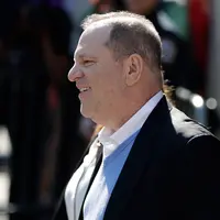 Produser Hollywood Harvey Weinstein meninggalkan kantor polisi New York City untuk menuju pengadilan di New York, Jumat (25/5). Weinstein dihadapkan ke sidang pengadilan kriminal yang akan membacakan dakwaan atas kasus pelecehan seksual. (AP/Julio Cortez)