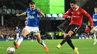 Cristiano Ronaldo ketika mencetak gol ke gawang Everton pada lanjutan pertandingan Liga Inggris 2022/2023. (OLI SCARFF / AFP)