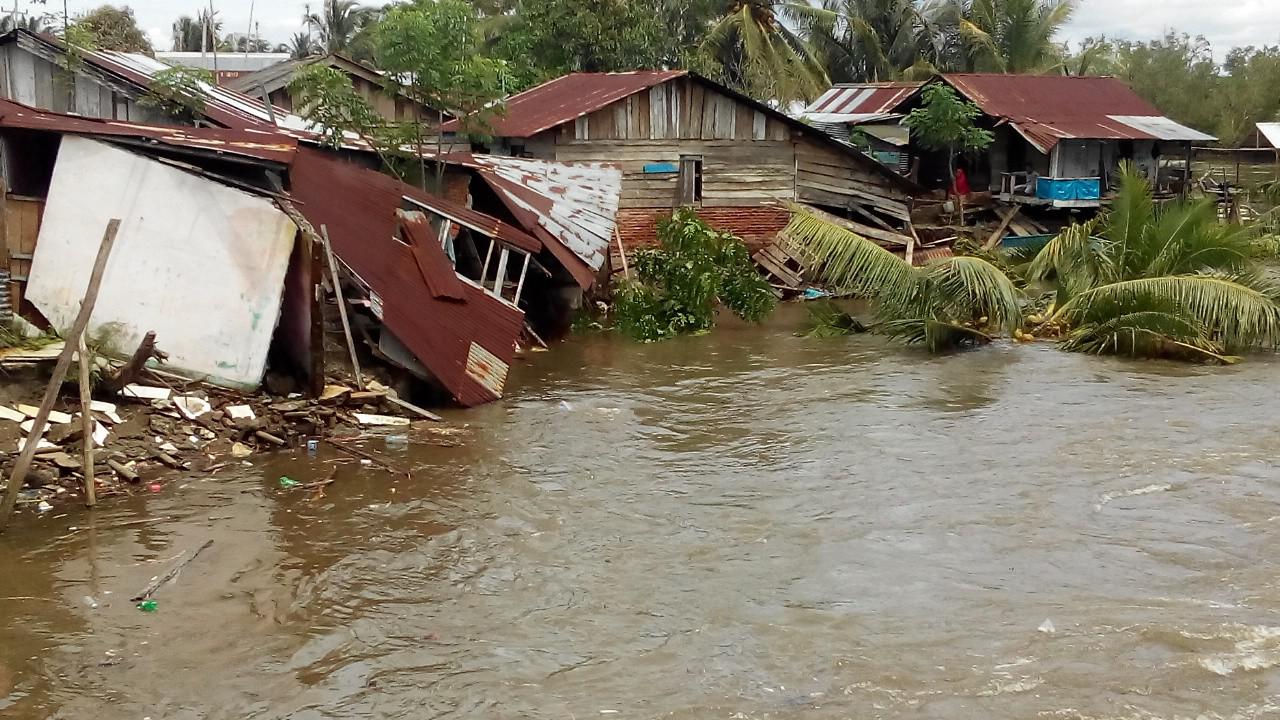 Arus Deras, Rumah Terjun ke Sungai hingga Pemancing Terjebak