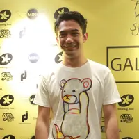 Aktor Indonesia yang sedang melambung namanya, Reza Rahadian, selalu dapat mencuri perhatian. Tak hanya karena wajahnya yang berparas tampan, namun dari sisi gaya berbusana pria ini juga mampu membuat orang meliriknya. (Galih W. Satria/Bintang.com)