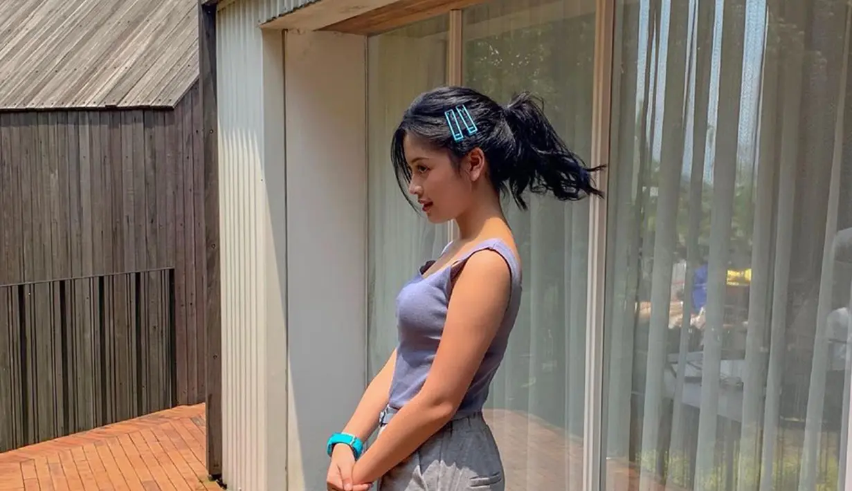Gaya rambut dikuncir satu juga menjadi andalan Yoriko saat ingin tampil simple. (Liputan6.com/IG/@yorikooangln_)