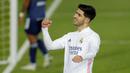Gelandang Real Madrid, Marco Asensio, melakukan selebrasi usai mencetak gol ke gawang Celta Vigo pada laga Liga Spanyol di Stadion Alfredo Di Stefano, Sabtu (2/1/2021). Real Madrid menang dengan skor 2-0. (AP/Manu Fernandez)