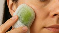 Perempuan Menggosok Wajah dengan Jus Mentimun Beku/copyright ilustrasi dibuat AI