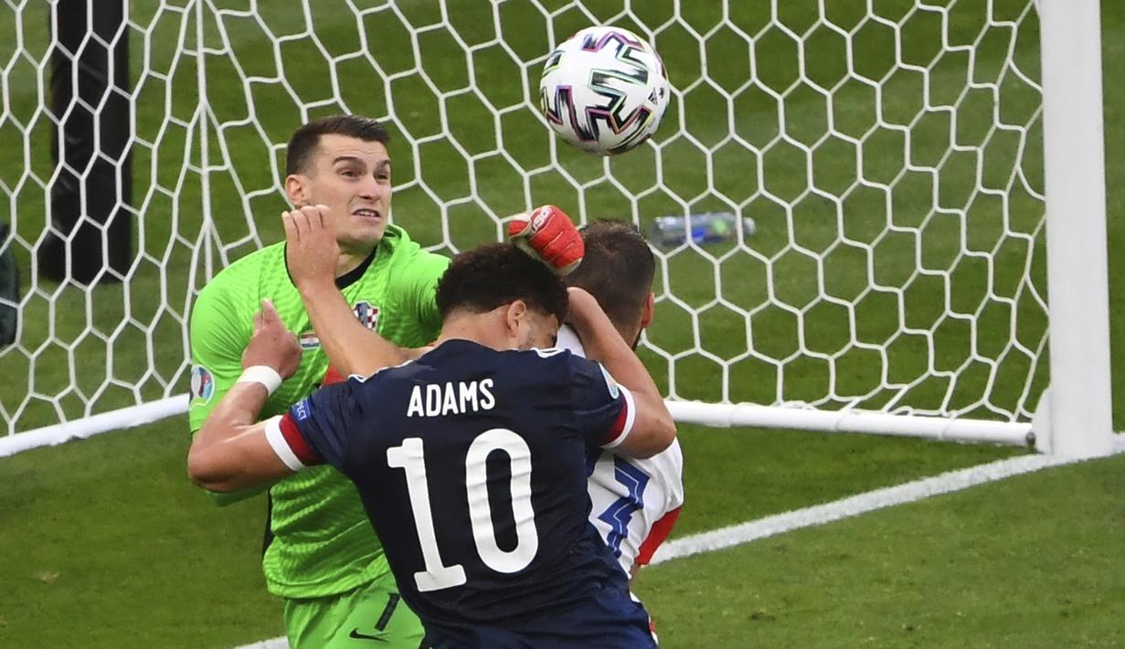 Che Adams beberapa kali sempat membuat peluang didepan gawang Krosia, namun kiper Kroasia Dominik Livakovic tampil apik dengan membuat beberapa kali penyelamatan. (Foto: AP/Pool/Andy Buchanan)