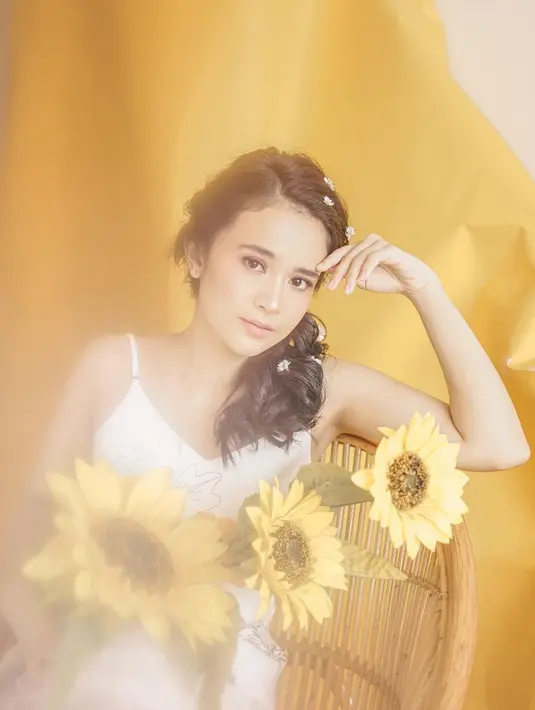 Parasnya yang cantik natural, membuat pemain film London Love Story ini kerap dilibatkan oleh para fotografer untuk menjadi foto model. Terlihat dari akun Instagram pribadinya, Michelle Ziuduth beberapa kali menjalani pemotretan dengan beberapa fotografer. (Liputan6.com/IG/@michelleziu)