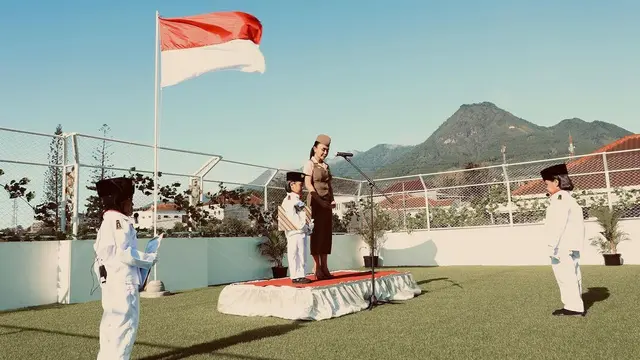 Yuni Shara gelar upacara bendera di PAUD miliknya (Instagram/yunishara36)