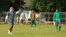 Pelatih timnas Indonesia U-23, Aji Santoso (kiri) memberikan instruksi kepada skuat Garuda Muda saat melakukan latihan jelang laga kualifikasi Grup H Piala Asia 2016 di Lapangan Sutasoma, Jakarta, Rabu (25/3/2015). (Liputan6.com/Helmi Fithriansyah)