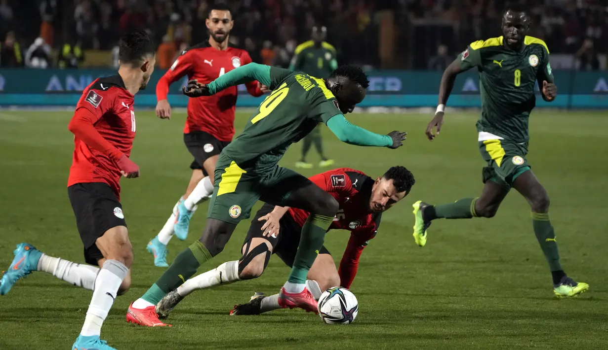 Pemain Senegal Famara Diedhiou mengontrol bola saat melawan Mesir pada pertandingan kualifikasi Piala Dunia 2022 di Stadion Internasional Kairo, Kairo, Mesir, 25 Maret 2022. Mesir menang 1-0. (AP Photo/Amr Nabil)