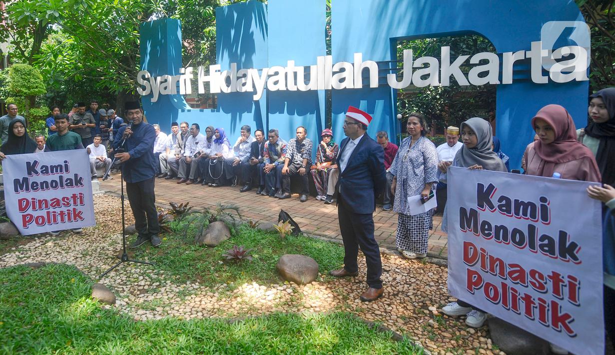 Ada lima poin yang digemakan dalam “Seruan Ciputat” yang dibacakan oleh Guru Besar Ilmu Politik Universitas Islam Negeri (UIN) Syarif Hidayatullah Saiful Mujani mewakili para Guru Besar dan alumni UIN Syarif Hidayatullah. (merdeka.com/Arie Basuki)
