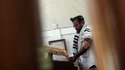 Seorang Yahudi Indonesia berdoa di Sinagoge Shaar Hasyamayimdi, Tondano, Sulawesi Utara, Senin (4/3). Ada sekitar 200 Yahudi di antara 260 juta penduduk Indonesia. (Ronny Adolof Buol/AFP)